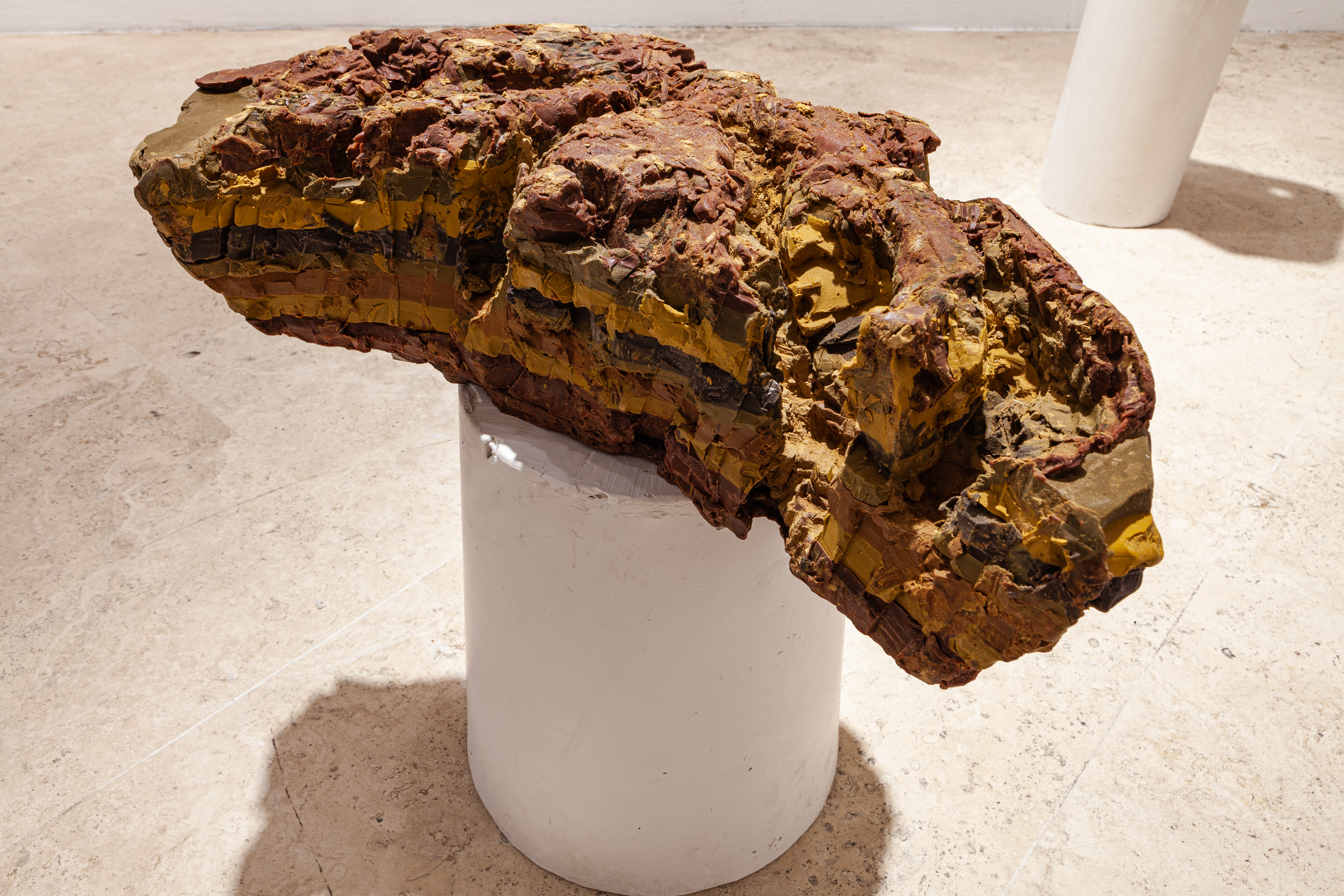Elena Lavellés // Estratigrafía del vacío, 2022 // Proyecto Ruina Montium. Una estratigrafía áurea // Cera de abeja y pigmentos // 15x35x25 cm - 15x44x38 cm