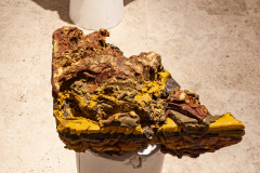 Elena Lavellés // Estratigrafía del vacío, 2022 // Proyecto Ruina Montium. Una estratigrafía áurea // Cera de abeja y pigmentos // 15x35x25 cm - 15x44x38 cm