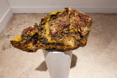 Elena Lavellés // Estratigrafía del vacío, 2022 // Proyecto Ruina Montium. Una estratigrafía áurea // Cera de abeja y pigmentos // 15x35x25 cm - 15x44x38 cm