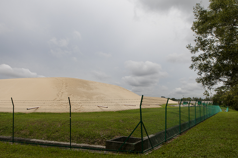 Depósito de arena al este del país, propiedad del gobierno de Singapur. Esta arena es usada tanto para desarrollo urbanístico y de construcción de viviendas como para proyectos de land reclamation.